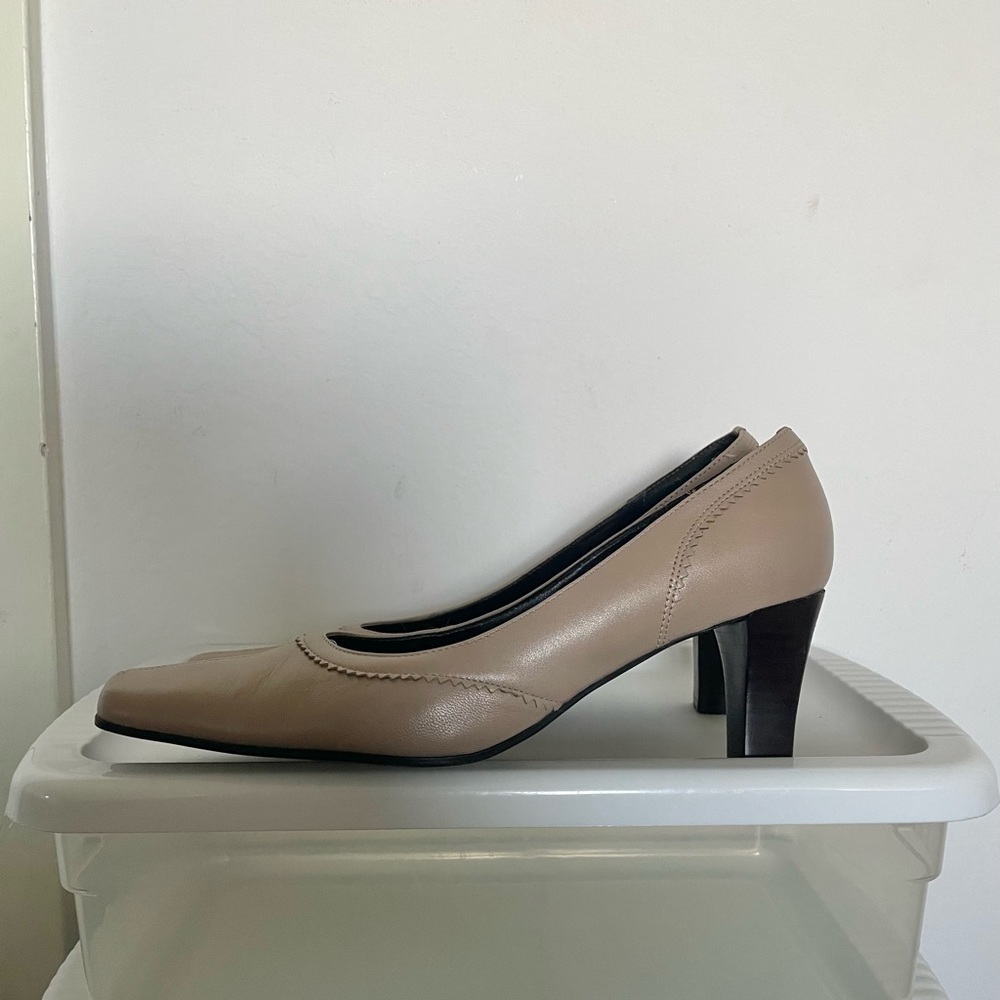 Vintage Etienne Aigner Light Brown/Beige Leather Pointed Heels